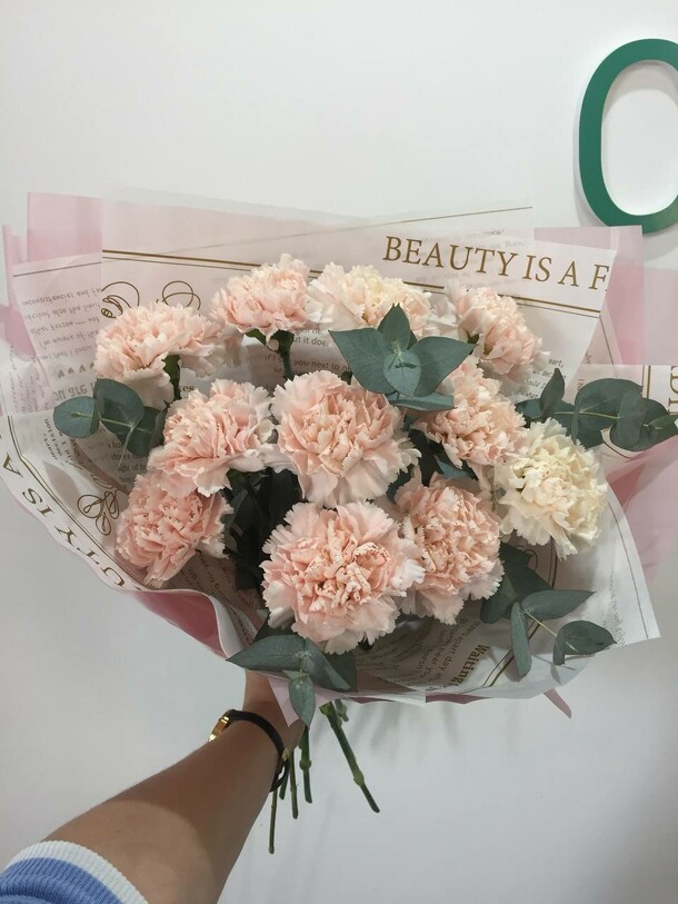 Диантусы с эвкалиптом, артикул F1432777 - 3500 рублей, доставка по городу. Flawery - доставка цветов