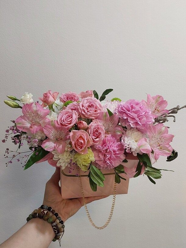 Букет в сумочке, артикул F1491473 - 2900 рублей, доставка по городу. Flawery - доставка цветов