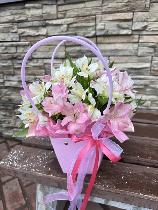 Сумочка альстромерий, артикул F1409150 - 3320 рублей, доставка по городу. Flawery - доставка цветов