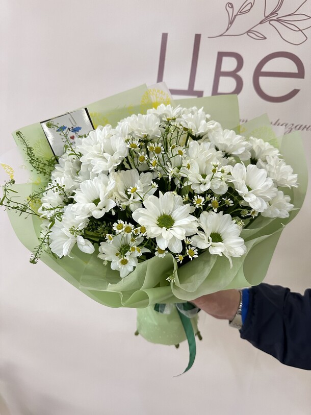 Букет ромашек, артикул F1409154 - 3350 рублей, доставка по городу. Flawery - доставка цветов