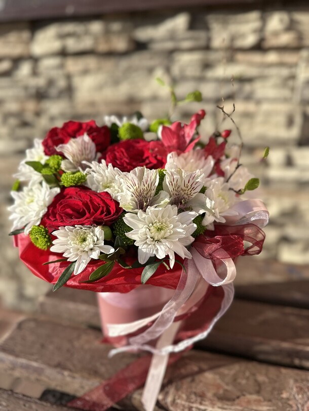 Цветы в коробке, артикул F1409157 - 4200 рублей, доставка по городу. Flawery - доставка цветов