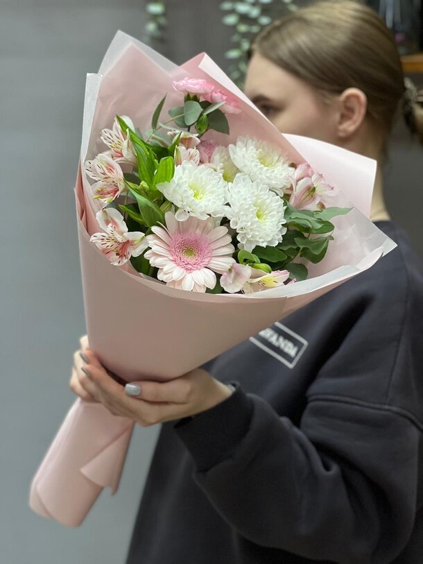 Букет сборный с герберой и альстромерией, артикул F1409295 - 3700 рублей, доставка по городу. Flawery - доставка цветов