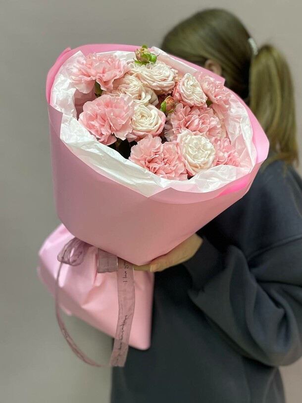 Букет сборный с диантусом и кустовой розой, артикул F1409311 - 5080 рублей, доставка по городу. Flawery - доставка цветов