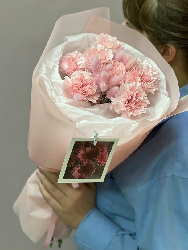 Букет сборный из 7 диантусов с сухоцветами, артикул F1409324 - 3390 рублей, доставка по городу. Flawery - доставка цветов