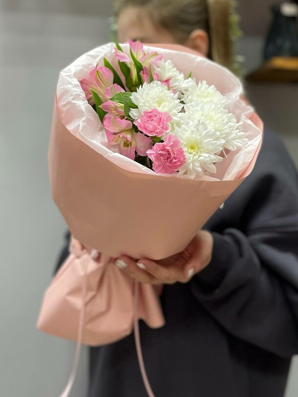 Букет-комплимент для нее, артикул F1409332 - 2470 рублей, доставка по городу. Flawery - доставка цветов