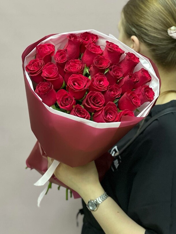 Букет из 25 красных кенийских роз, артикул F1409344 - 7100 рублей, доставка по городу. Flawery - доставка цветов