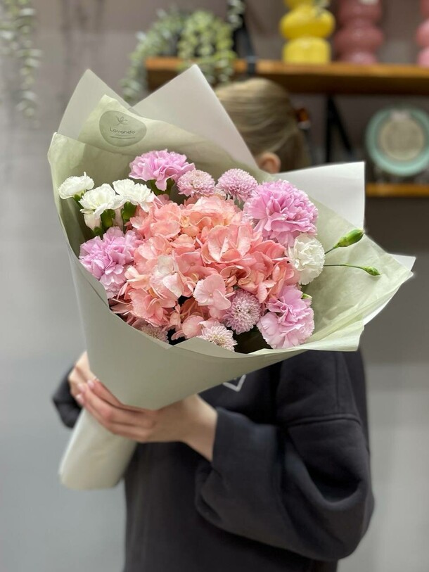 Букет сборный с диантусами и гортензией, артикул F1409359 - 4620 рублей, доставка по городу. Flawery - доставка цветов