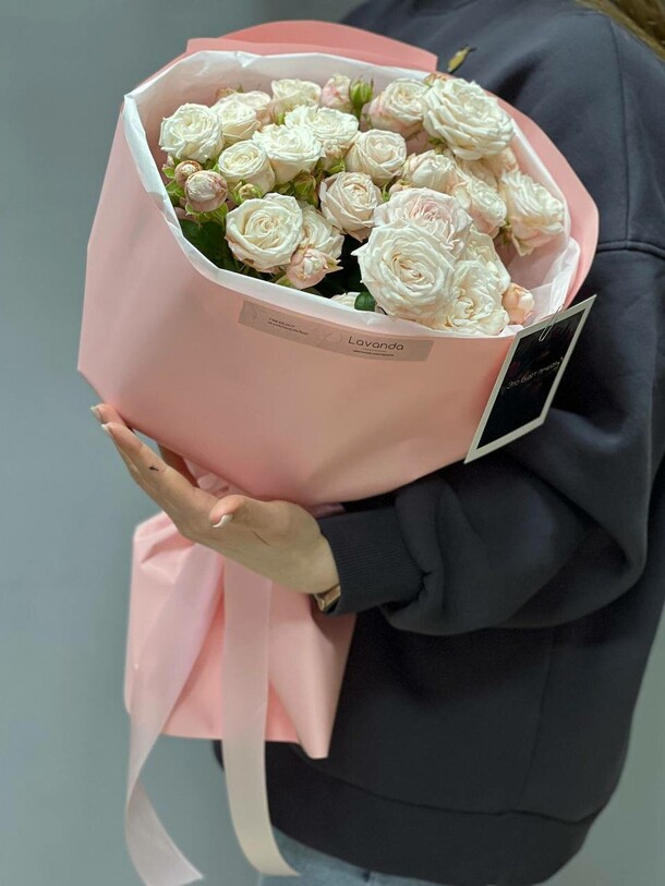 Букет из 5 кустовых роз в оформлении, артикул F1409367 - 6700 рублей, доставка по городу. Flawery - доставка цветов