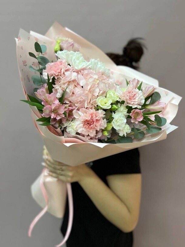 Букет сборный нежный, артикул F1409417 - 7080 рублей, доставка по городу. Flawery - доставка цветов