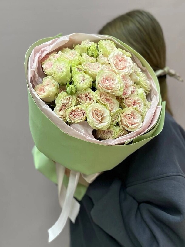 Букет из 13 кустовых роз, артикул F1409424 - 9310 рублей, доставка по городу. Flawery - доставка цветов