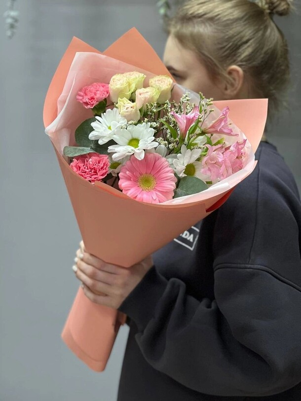 Букет сборный на свидание, артикул F1409429 - 4620 рублей, доставка по городу. Flawery - доставка цветов