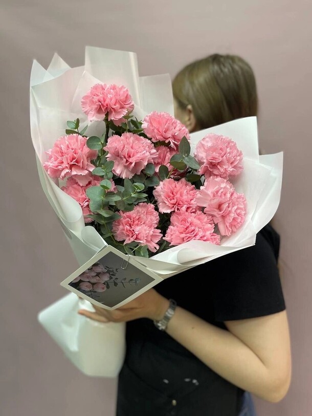 Букет из 11 диантусов с эвкалиптом, артикул F1409436 - 4700 рублей, доставка по городу. Flawery - доставка цветов