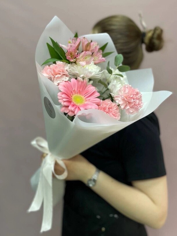 Букет-комплимент с герберой, артикул F1409437 - 3930 рублей, доставка по городу. Flawery - доставка цветов