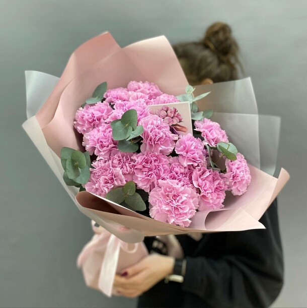 Букет из 21 диантуса и эвкалипта, артикул F1409475 - 7310 рублей, доставка по городу. Flawery - доставка цветов