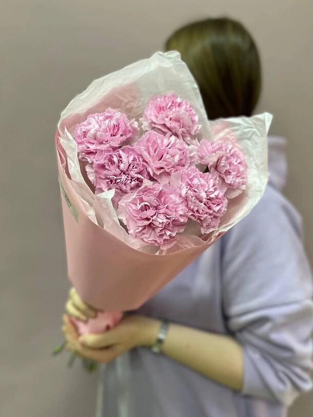 Букет из 7 диантусов в оформлении, артикул F1411765 - 2850 рублей, доставка по городу. Flawery - доставка цветов