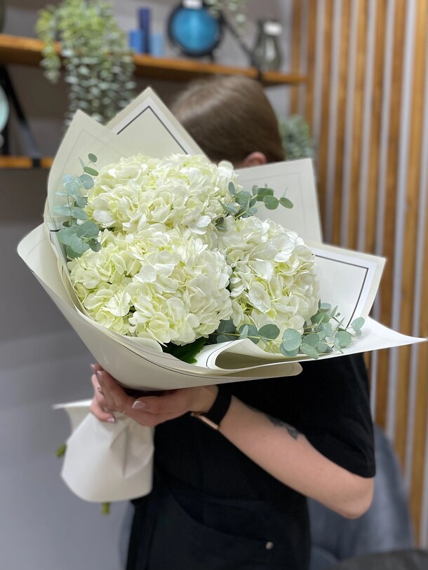 Букет из 3 гортензий🤍, артикул F1411947 - 6160 рублей, доставка по городу. Flawery - доставка цветов