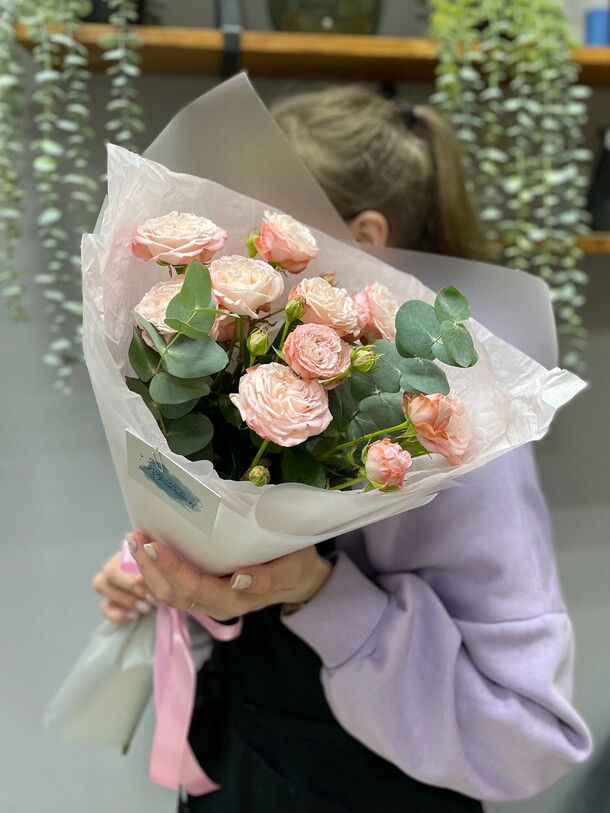 Букет из 3 кустовых роз с эвкалиптом, артикул F1411950 - 5390 рублей, доставка по городу. Flawery - доставка цветов