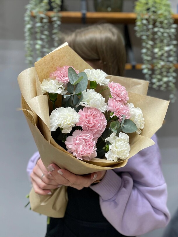 Букет из 11 диантусов с эвкалиптом, артикул F1411952 - 4700 рублей, доставка по городу. Flawery - доставка цветов