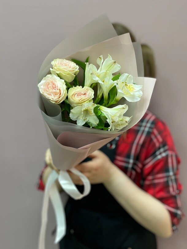 Букет-комплимент❤️, артикул F1412001 - 2160 рублей, доставка по городу. Flawery - доставка цветов