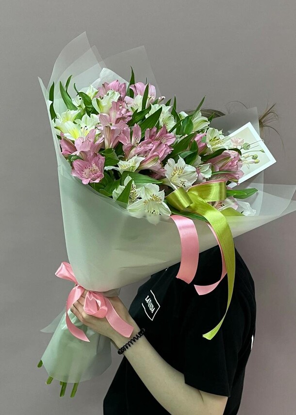 Букет из 11 альстромерий, артикул F1414646 - 5540 рублей, доставка по городу. Flawery - доставка цветов