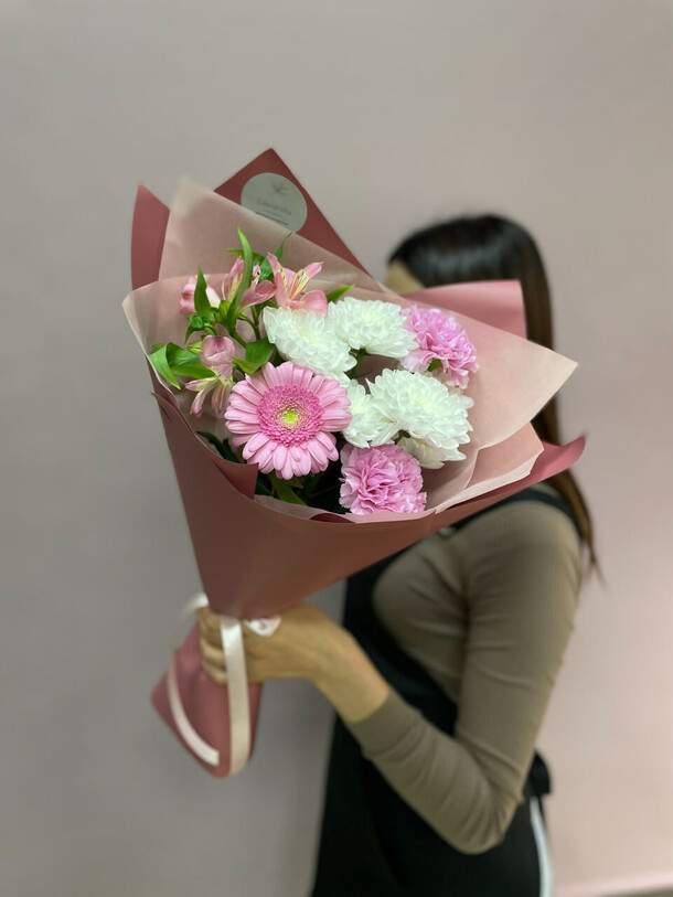 Букет "комплимент", артикул F1414935 - 2950 рублей, доставка по городу. Flawery - доставка цветов