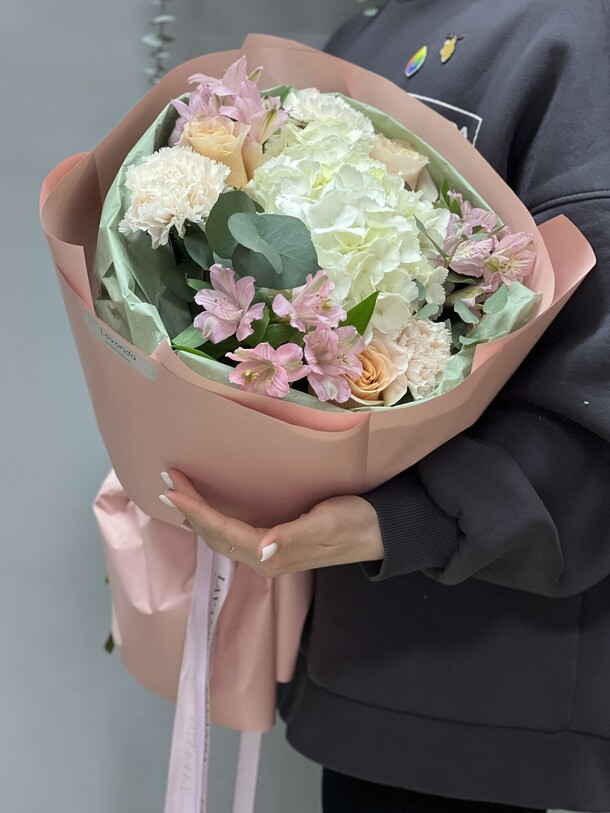 Букет сборный с гортензией, артикул F1420619 - 6700 рублей, доставка по городу. Flawery - доставка цветов