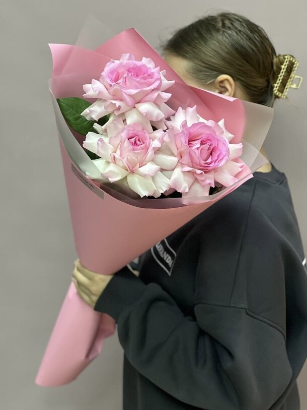 Букет из 3 французских роз в оформлении, артикул F1420624 - 3080 рублей, доставка по городу. Flawery - доставка цветов