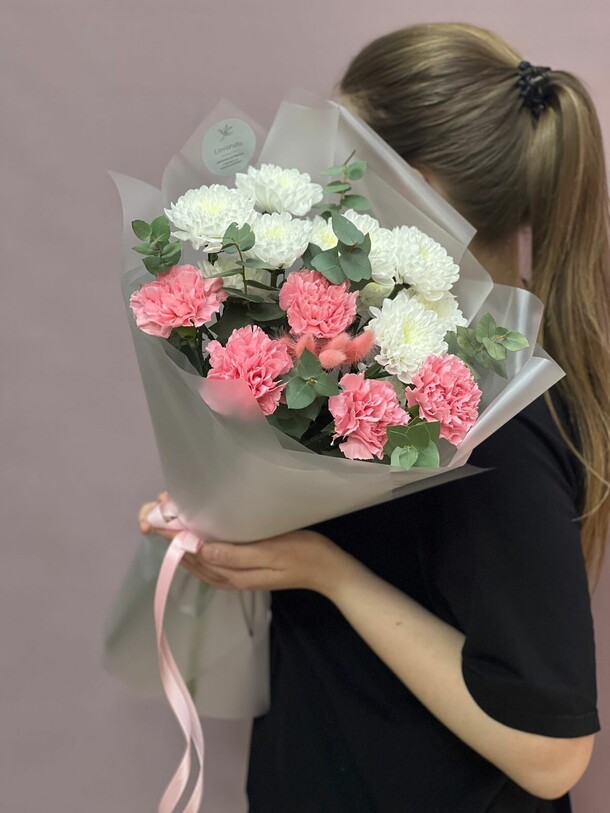 Букет из хризантем и диантусов, артикул F1420633 - 4700 рублей, доставка по городу. Flawery - доставка цветов