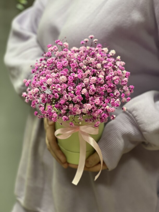 Коробочка с гипсофилой🌸, артикул F1420641 - 2700 рублей, доставка по городу. Flawery - доставка цветов