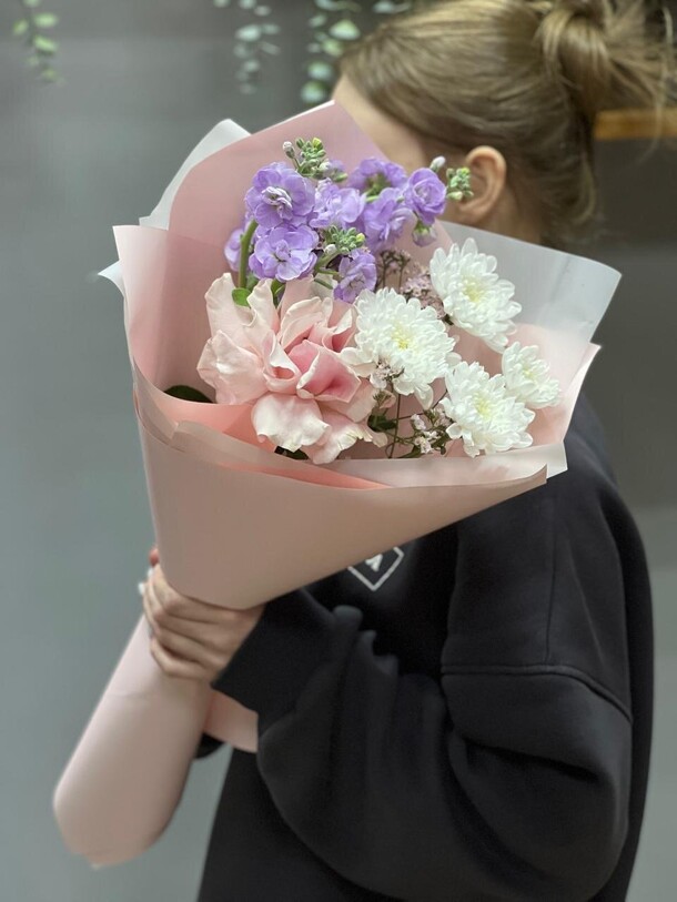 Букет-комплимент🌸, артикул F1420683 - 3390 рублей, доставка по городу. Flawery - доставка цветов