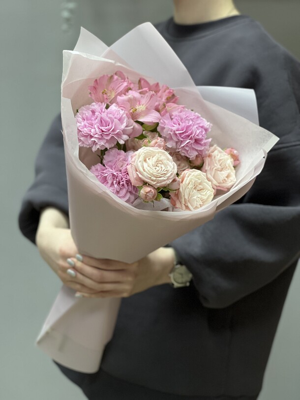 Букет сборный нежный, артикул F1420695 - 3390 рублей, доставка по городу. Flawery - доставка цветов