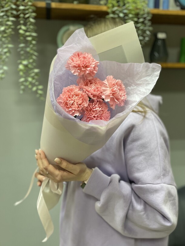 Букет из 5 диантусов в оформлении, артикул F1420734 - 2390 рублей, доставка по городу. Flawery - доставка цветов