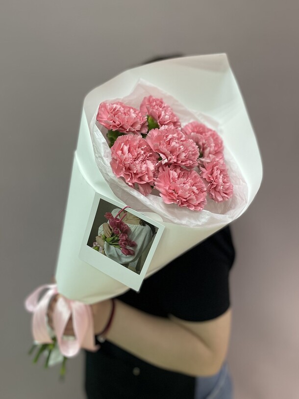 Букет из 7 диантусов в оформлении, артикул F1420760 - 2850 рублей, доставка по городу. Flawery - доставка цветов