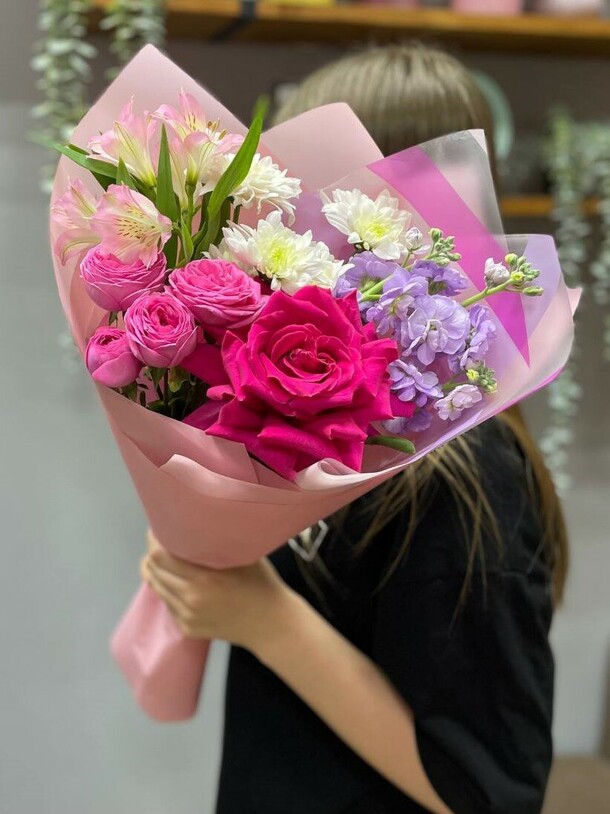 Яркий сборный букет, артикул F1430299 - 4390 рублей, доставка по городу. Flawery - доставка цветов