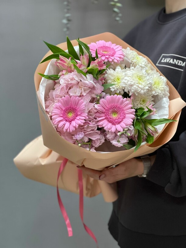 Сборный букет в розовых тонах, артикул F1432140 - 4800 рублей, доставка по городу. Flawery - доставка цветов