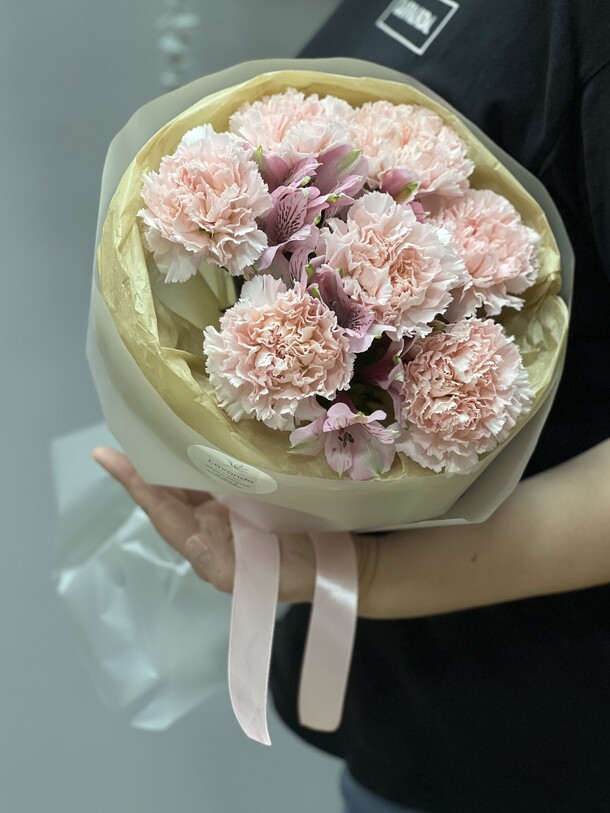 Букет с диантусами и альстромерией, артикул F1451257 - 3700 рублей, доставка по городу. Flawery - доставка цветов