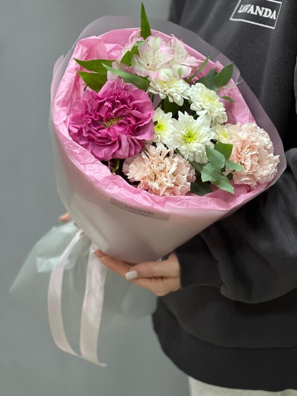 Букет сборный с яркой розой, артикул F1451275 - 4200 рублей, доставка по городу. Flawery - доставка цветов