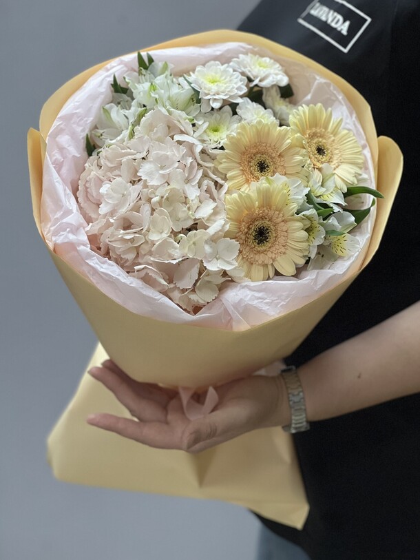 Букет сборный с герберой и гортензией, артикул F1451306 - 4770 рублей, доставка по городу. Flawery - доставка цветов