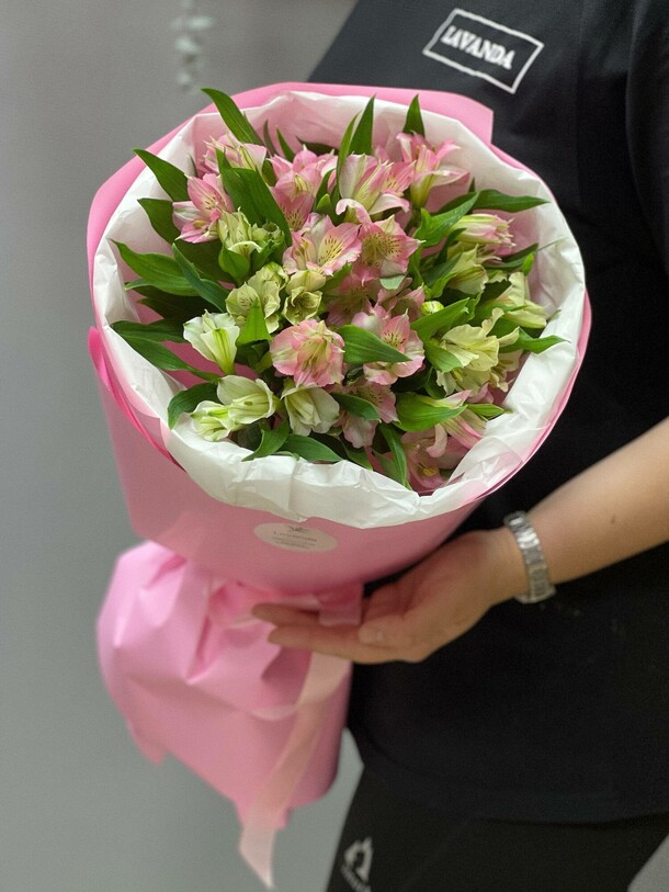 Букет из 7 альстромерий в оформлении, артикул F1452697 - 4000 рублей, доставка по городу. Flawery - доставка цветов