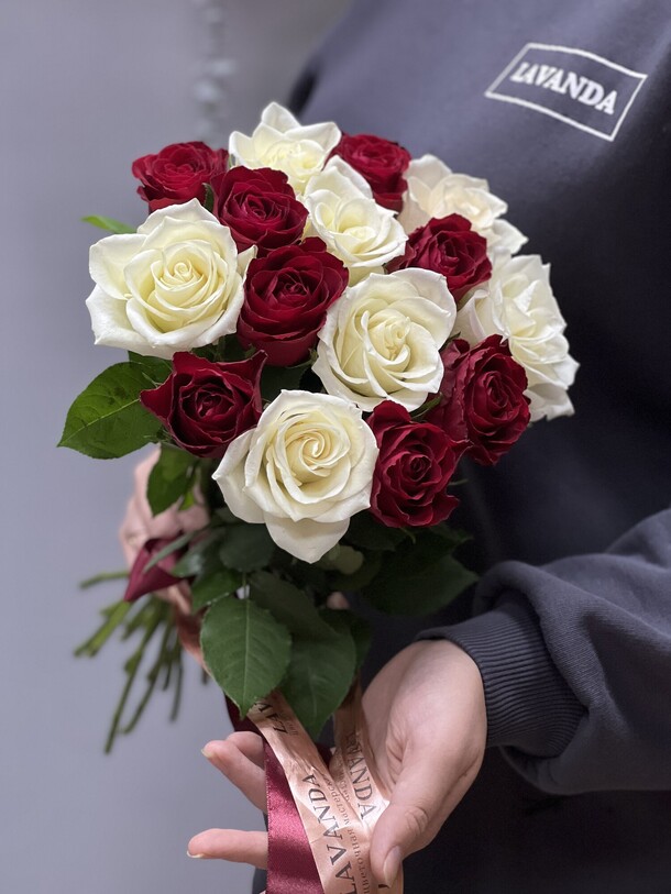 Букет из 15 роз, артикул F1456681 - 4310 рублей, доставка по городу. Flawery - доставка цветов