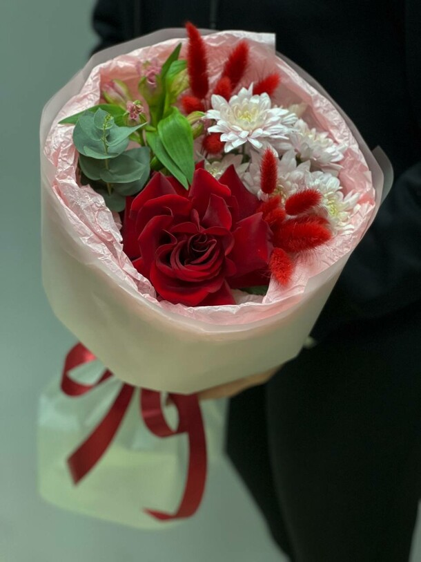 Сборный букет с французской красной розой, артикул F1524924 - 3700 рублей, доставка по городу. Flawery - доставка цветов