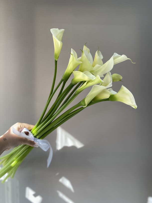 Букет из калл 15 шт | каллы белые, артикул F1410956 - 11250 рублей, доставка по городу. Flawery - доставка цветов