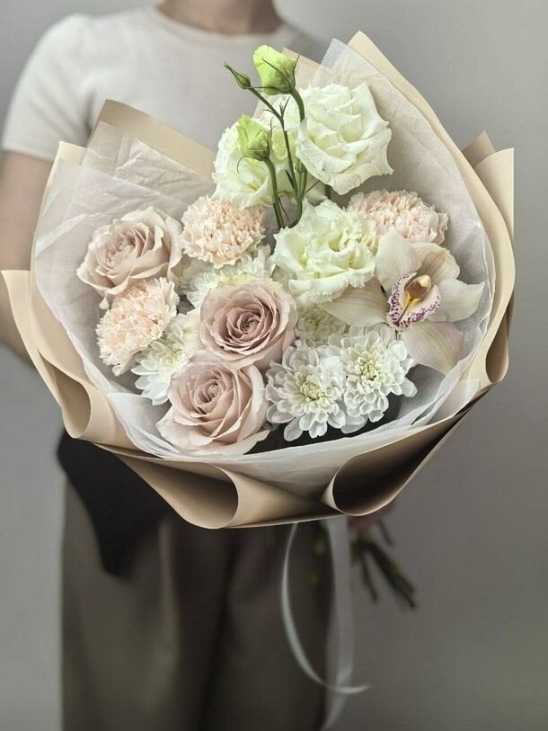 Букет из роз, диантусов, хризантем, орхидеи и эустомы, артикул F1420363 - 4550 рублей, доставка по городу. Flawery - доставка цветов