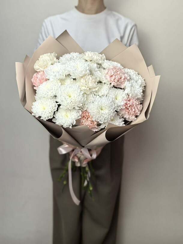 Букет из гвоздик и хризантем, артикул F1421679 - 3100 рублей, доставка по городу. Flawery - доставка цветов