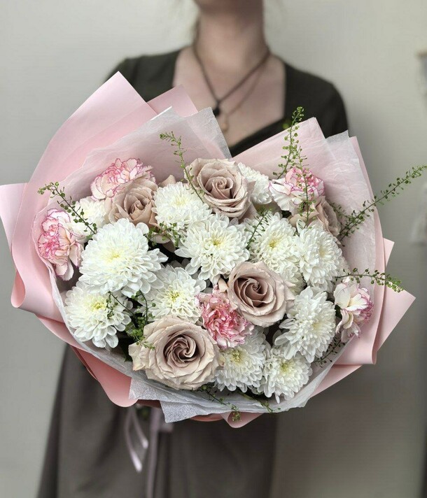 Букет из роз, хризантем и гвоздик, артикул F1429656 - 5371 рублей, доставка по городу. Flawery - доставка цветов