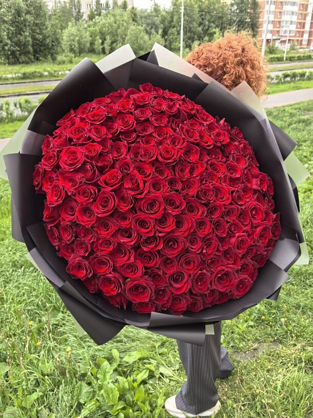 151 красная роза, артикул F1432013 - 70000 рублей, доставка по городу. Flawery - доставка цветов