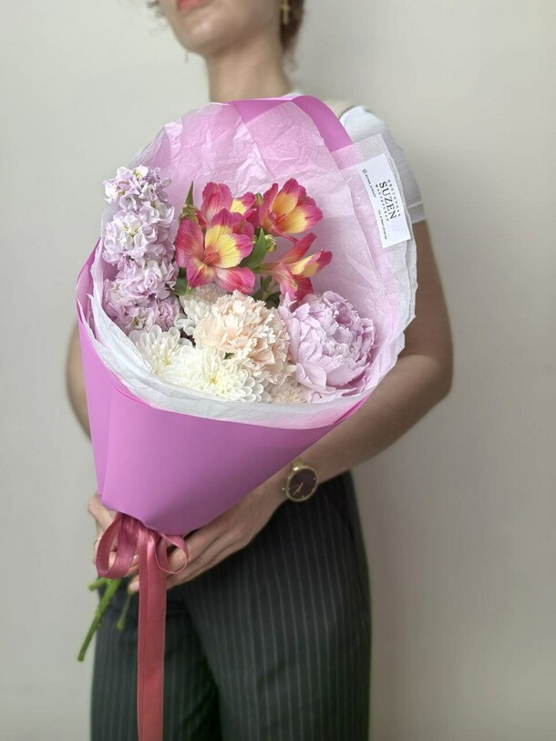 Маленький букетик из альстромерии, пиона, диантуса, хризантемы, маттиолы., артикул F1432828 - 2400 рублей, доставка по городу. Flawery - доставка цветов