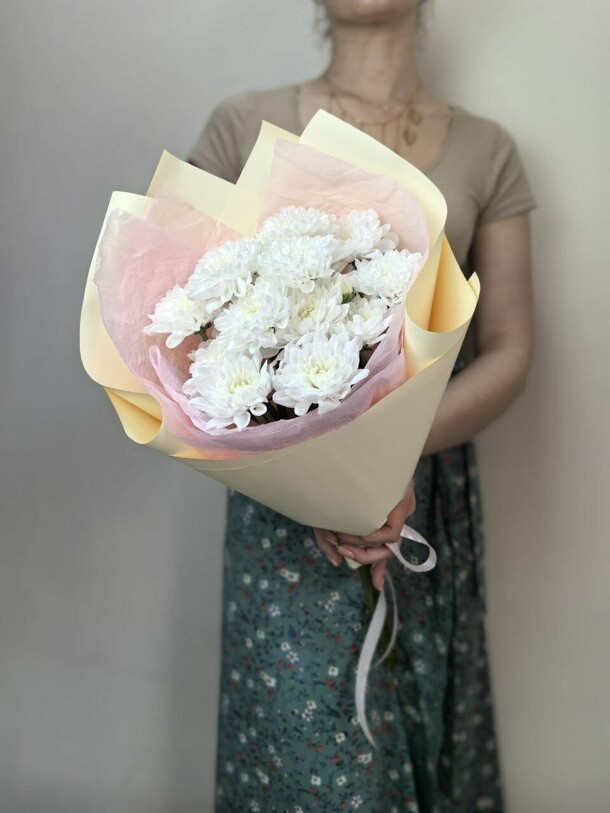 Букет комплимент из хрихантем, артикул F1434566 - 1500 рублей, доставка по городу. Flawery - доставка цветов