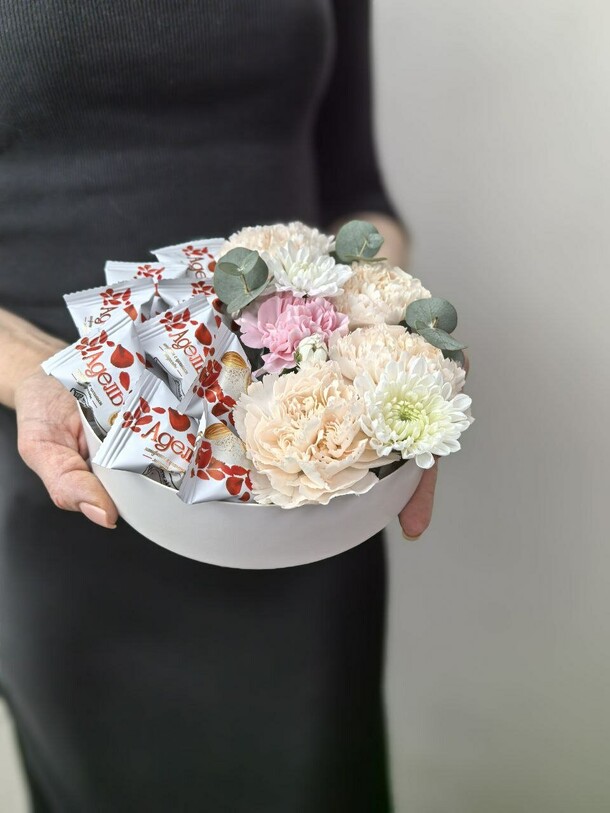 Букет комплимент "адель", артикул F1446905 - 2400 рублей, доставка по городу. Flawery - доставка цветов