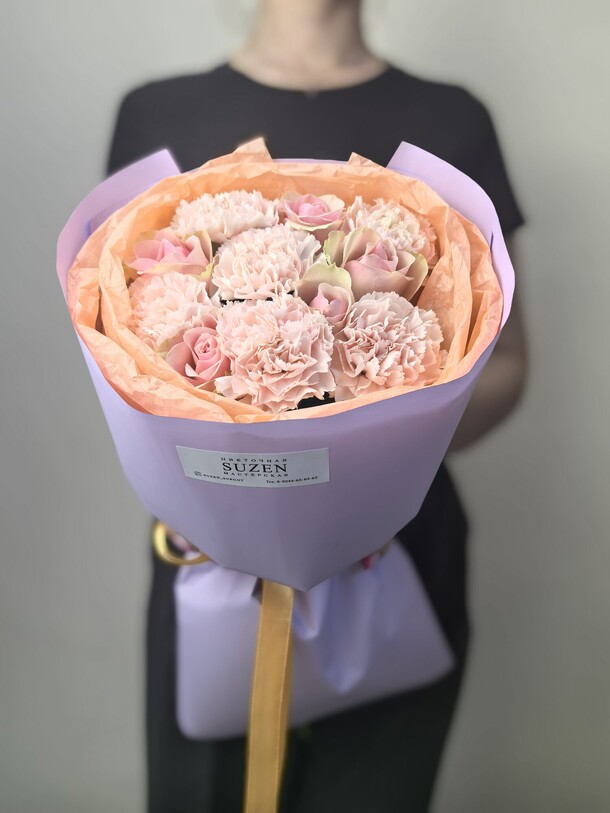 Букет из роз и гвоздик, артикул F1450713 - 1900 рублей, доставка по городу. Flawery - доставка цветов